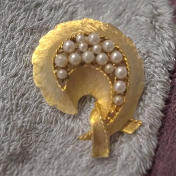 Vtg Signed JJ Brooch Brushed gold tone faux pearl Jonnette Art Neuveau Swirl 2" - Picture 2 of 8